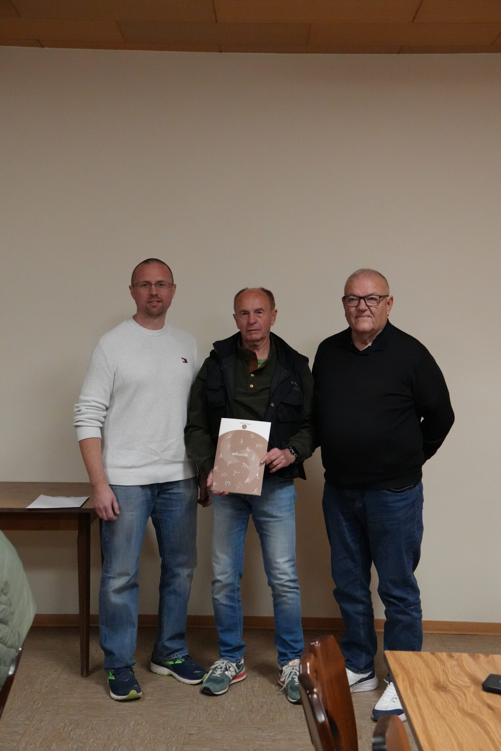 Gruppenbild mit Tobias Krauß, Gerhard Jendryschik sowie ein Vertreter der Sportbundes